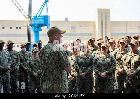 210722-N-SY758-1063 PORTSMOUTH, Virginie (22 juillet 2021) ADM. Arrière Matt Ott, chef d'état-major adjoint de l'organisation de la flotte et responsable de l'approvisionnement/de la flotte, prononce un discours aux membres de l'équipage à bord du porte-avions USS George H. W. Bush (CVN 77) lors de la cérémonie de remise du Jackie G. Brown Logistics Award. GHWB est actuellement dans le chantier naval de Norfolk pour sa disponibilité incrémentale prévue d'amarrage. Banque D'Images