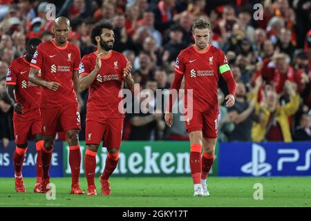Mohamed Salah #11 de Liverpool applaudit Jordan Henderson #14 de Liverpool après avoir obtenu son score pour le faire 3-2 Banque D'Images