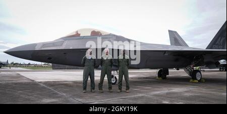 US Air Force Brig. Général Jeremy T. Sloane, commandant de la 36e Escadre, centre, Col. Travolis Simmons, commandant de la 3e Escadre, Matthew Tromans, lieutenant et colonel droit, commandant du 525e Escadron de combat, debout à gauche devant un F-22 Raptor affecté au 525e FS, 3e Escadre, base conjointe Elmendorf-Richardson, Alaska, à la base aérienne d'Andersen, Guam, le 23 juillet 2021. Le 525e FS et les F-22 Raptors qu'ils volent sont actuellement déployés pour soutenir l'opération Pacific Iron 2021 à l'AFB d'Andersen. Pacific Iron est une opération d’emploi dynamique de la force aérienne du Pacifique des États-Unis pour projeter des forces dans la zone du RE de l’USINDOPACOM Banque D'Images