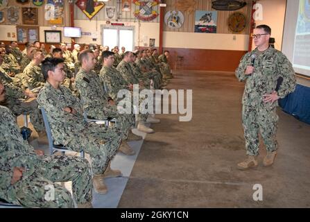 CAMP LEMONNIER, Djibouti (23 juillet 2021) ADM arrière de la marine américaine. Michael Curran, Fleet Supply, Logistics, and Ordnance, U.S. Naval Forces Europe/Africa/Sixth Fleet, parle aux marins lors d'une conférence téléphonique, le 23 juillet 2021. Le camp Lemonnier est une installation opérationnelle qui permet aux forces américaines, alliées et partenaires d'être là et quand elles sont nécessaires pour assurer la sécurité en Europe, en Afrique et en Asie du Sud-Ouest. Banque D'Images