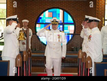 KINGS BAY, Géorgie (23 juillet 2021) le capitaine Ryan Heilman, commandant entrant, installation de formation Trident Kings Bay, salue les Sideboys lors de la cérémonie de passation de commandement tenue à la chapelle de la base sous-marine navale de Kings Bay, en Géorgie. Le Capt Ryan Heilman a soulagé le Capt Jeff Lamphear à titre de commandant. Banque D'Images