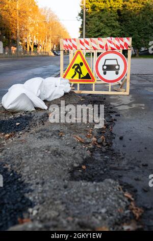 Panneau municipal indiquant les travaux routiers apanneau municipal indiquant les travaux routiers à venir. Travaux routiers, panneau de réparation.tête Banque D'Images