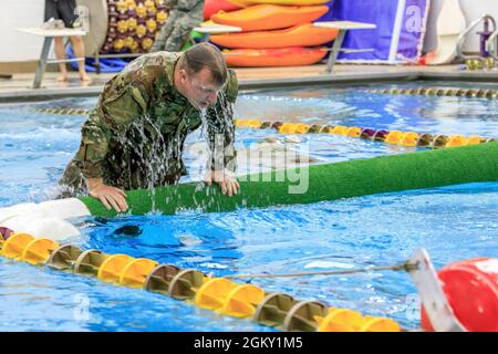 Sgt. 1re classe Shane Price, 108e Commandement de l’entraînement, nage sur un obstacle dans le cadre du cours d’obstacles d’eau à Burlington, Vermont, dans le cadre de l’événement de sélection et d’entraînement de l’équipe pour la compétition militaire de la Confédération interalliée des officiers de réserve, le 19 juillet. Dix membres de service des composantes de l'Armée de terre et de la Réserve de la Force aérienne des États-Unis s'entraînent au Vermont pour se préparer au MILCOMP de la CIOR, une compétition annuelle entre l'OTAN et le Partenariat pour la paix des nations. Banque D'Images