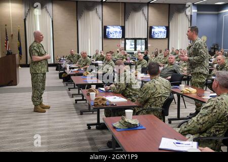 VIRGINIA BEACH, Virginie (23 juillet 2021) ADM. Christopher W. Grady, commandant, U.S. Fleet Forces Command, Et le « vieux sel » de la Marine, s’entretient avec le capitaine Neil Koprowski, commandant du navire d’assaut amphibie de classe Wasp USS Kearsarge (LHD 3), lors du symposium annuel de formation de deux jours à la direction de la Force de surface Atlantique (SURFLANT) au Drexler Manor Conference Centre on joint Expeditionary base Little Creek-fort Story, juillet 23. L’événement a mis l’accent sur la première priorité de SURFLANT, qui est de fournir des navires prêts au combat et des équipages prêts à affronter les combats et à gagner des opérations dans un c stratégique Banque D'Images