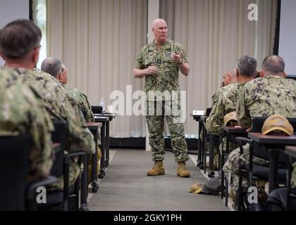 210723-N-OW182-0476 VIRGINIA BEACH, Virginie (23 juillet 2021) SMA. Christopher W. Grady, commandant du Commandement de la flotte américaine, et « Old Salt » de la Marine, prononce un discours lors du symposium annuel de formation en leadership de deux jours de la Force de surface Atlantique (SURFLANT) au Drexler Manor Conference Center on joint Expeditionary base Little Creek-fort Story, juillet 23. L’événement a mis l’accent sur la première priorité de SURFLANT, qui est de fournir des navires prêts au combat et des équipages prêts à affronter les combats et à gagner des opérations dans le cadre d’une compétition stratégique. Banque D'Images