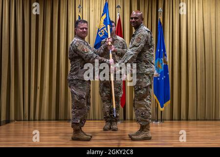 Le Maj. Trivendhiran Pillai (à droite), commandant entrant du 39e Escadron de contrôleur, reçoit les directives du colonel Jason Gingrich, commandant de la 39e Escadre de la base aérienne, lors de la cérémonie de passation de commandement du 39e CPT à la base aérienne d'Incirlik, en Turquie, le 23 juillet 2021. Le 39e CPT développe, gère et supervise toutes les opérations de comptabilité, de budgétisation, de paie militaire et de déplacement et de caissier au niveau de base. Banque D'Images