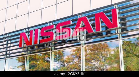 Kharkov, Ukraine - 13 septembre 2021 : logo de marque Nissan sur un emblème de bâtiment de concession de voiture, symbole gros plan Banque D'Images