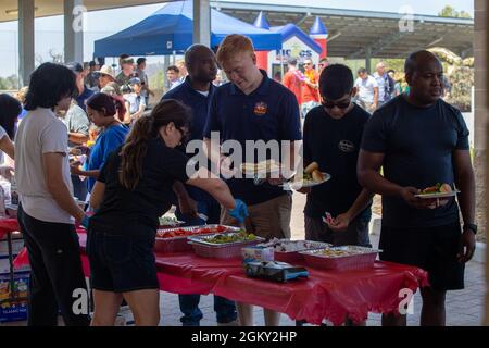 Les bénévoles servent de la nourriture aux membres du service au Centre de soins et d'espoir blessés durant la plage de Concrete Beach, sous l'égide du bataillon Warrior blessé - Ouest, au camp de base du corps de la Marine Pendleton, Californie, le 23 juillet 2021. Concrete Beach a été un événement pour les militaires blessés du BN. Warrior et leurs familles afin de participer à un défi de la coupe de famille du commandant ou de profiter de la musique et de la nourriture. Banque D'Images