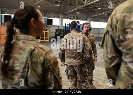 Le principal Airman Cole McDowell (au centre à droite), spécialiste des services d'aéronefs affecté au 728e Escadron de mobilité aérienne, présente le colonel Jason Gingrich, commandant de la 39e Escadre de la base aérienne, à l'exploitation d'un port aérien à la base aérienne d'Incirlik, en Turquie, le 23 juillet 2021. La visite de Gingrich faisait partie d’une série de visites d’immersion pour lui offrir une expérience de première main sur la façon dont chaque unité soutient les missions et les priorités de la 39e Escadre de la base aérienne et des forces aériennes américaines en Europe-Air Forces en Afrique. Le 728e AMS fait progresser des opérations de mobilité mondiale efficaces et flexibles en fournissant une expertise dans les opérations portuaires aériennes, l'airc Banque D'Images