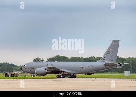 Des aviateurs du 191e Escadron de maintenance d’aéronefs remorquent un KC-135 Stratotanker à l’ouest de la base à l’aide d’un tracteur MB-2, le 22 juillet 2021, à la base de la Garde nationale Selfridge Air, au Michigan, le 22 juillet 2021. Le tracteur est utilisé pour transporter des avions sur la ligne aérienne sans mettre l'appareil sous tension, ce qui permet d'économiser de l'énergie. Banque D'Images