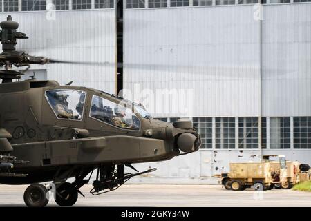 Le général de division Charles Costanza, commandant général de la 3e division d'infanterie, taxi un hélicoptère Apache AH-64E en bas de la ligne de vol pendant son orientation aérienne à l'aérodrome de l'armée de chasseurs, Géorgie, juillet 23. Le général de division Costanza a visité la 3e Brigade de l'aviation de combat, 3e ID, pour observer les capacités de la brigade et ce qu'elle apporte à la division. Banque D'Images