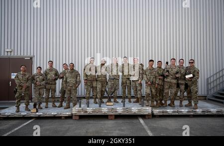 Les aviateurs de la US Air Force affectés au 721e Escadron de port aérien se tiennent sur le podium du gagnant pour conclure le Rodeo Airman multi-capable 2021 à la base aérienne de Ramstein, en Allemagne, le 23 juillet 2021. Les aviateurs ont participé à un parcours d'obstacle de véhicule, à un parcours d'endurance MCA, à un test de connaissances, à un moteur tournant en charge et hors charge et à un parcours de centre d'équilibre. Banque D'Images