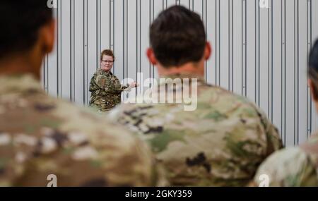 Adrienne Williams, commandant de l'escadre des opérations de mobilité aérienne de la Force aérienne des États-Unis, a prononcé le discours de clôture lors du rodéo Airman multi-capable 2021 à la base aérienne de Ramstein, en Allemagne, le 23 juillet 2021. Le rodéo se composait d'environ 60 aviateurs affectés au 721e Escadron de port aérien en compétition dans des événements comme un cours d'endurance, un test de connaissances et un moteur tournant en charge et hors charge. Banque D'Images