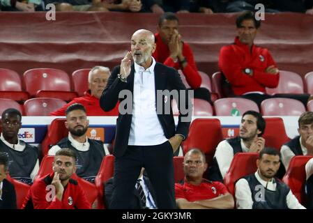 Liverpool, Royaume-Uni. 15 septembre 2021. Stefano Pioli, directeur de l'AC Milan, regarde. Ligue des champions de l'UEFA, match du groupe B, Liverpool v Milan au stade Anfield de Liverpool le mercredi 15 septembre 2021. Cette image ne peut être utilisée qu'à des fins éditoriales. Utilisation éditoriale uniquement, licence requise pour une utilisation commerciale. Aucune utilisation dans les Paris, les jeux ou les publications d'un seul club/ligue/joueur. photo par Chris Stading/Andrew Orchard sports Photography/Alamy Live News crédit: Andrew Orchard sports Photography/Alamy Live News Banque D'Images