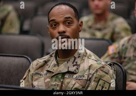 SPC. Jaleel Hunn, du Centre d'excellence du soutien, participe à la répétition de la cérémonie de remise des prix lors de la compétition TraDOC Best Warrior, fort Leonard Wood, Missouri, le 23 juillet 2021. Le concours du meilleur guerrier reconnaît les NCO et les soldats TRADOC qui démontrent leur engagement envers les valeurs de l'Armée, incarnent l'Ethos du guerrier et représentent la force de l'avenir en les testant avec des évaluations de condition physique, des essais écrits, des simulations de guerre urbaine, et d'autres tâches de guerrier et des exercices de bataille. Banque D'Images