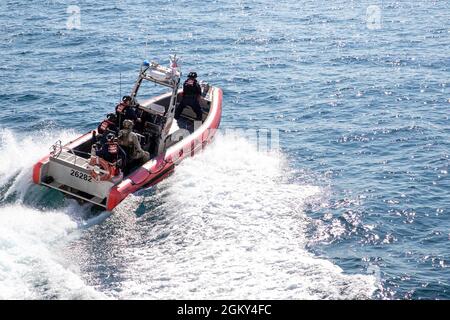 CAPE COD, Ma -- (24 juin 2021) les membres de l'équipage du Cutter d'endurance moyenne blanc USCGC Escanaba, effectuent des exercices de sécurité en mer sur la classe à l'horizon 26282. Des exercices OTH sont nécessaires pour la préparation des patrouilles maritimes. Banque D'Images