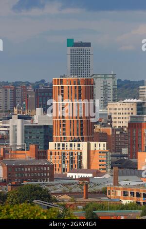 Les grands bâtiments du centre-ville de Leeds comprennent Sky Plaza 106m(arrière) Candle House Banque D'Images