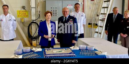 Keith Williams, 136e commandant de l'aile Airlit, et Kay Granger, membre du Congrès, district 12, réprimante, célèbrent avec une coupe de gâteau les premiers C-130J arrivés à la base de réserve commune de la base aérienne navale de fort Worth, Texas, le 24 juillet, 2021 réception accueillante avec 136e aviateurs de service en blanc et (à l'extrême droite) Maj Gen Tracy Norris, l'Adjudant général pour le Texas et le général (retraité) Gary North, représentant de Lockheed Martin. Cet avion, Tail #75900, a été nommé solennellement, 'le Kay Granger' d'après la congressiste Kay Granger qui a été un joueur clé dans l'obtention de la Banque D'Images