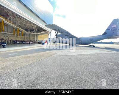 Les aviateurs Texas Citizen célèbrent la première arrivée du C-130J à la base de réserve commune de la base aérienne navale de fort Worth, Texas, le 24 juillet 2021, par une réception accueillante. Cet avion, Tail #75900, a été nommé par cérémonie, 'The Kay Granger' d'après la congressiste Kay Granger, qui a été un joueur clé dans l'obtention de la cellule de pointe à la garde nationale de l'air du Texas ici. Banque D'Images