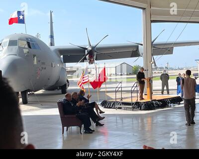 Le général de division Tracy Norris, l'Adjutant général du Texas, parle aux aviateurs Texas Citizen lors d'une ceremomie pour célébrer la première arrivée du C-130J à la base de réserve commune de la base aérienne navale de fort Worth, Texas, le 24 juillet 2021, avec une réception accueillante. Cet avion, Tail #75900, a été nommé par cérémonie, 'The Kay Granger' d'après la congressiste Kay Granger, qui a été un joueur clé dans l'obtention de la cellule de pointe à la garde nationale de l'air du Texas ici. Banque D'Images