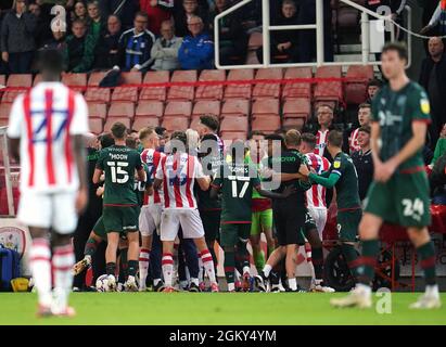 Les joueurs et le personnel de Stoke City et les joueurs de Barnsley se font l'effet d'une poussée de tension lors du match du championnat Sky Bet au stade bet365, Stoke-on-Trent. Date de la photo: Mercredi 15 septembre 2021. Banque D'Images