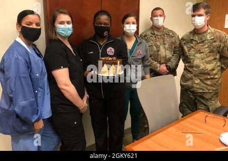 Capt Carolyn Baremore, infirmière clinique en charge du service des urgences, photo 3 de droite pour célébrer l'anniversaire d'un collègue. Banque D'Images