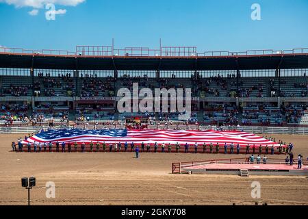 CHEYENNE, Wy. (27 juillet 2021) les marins de l'USS Constitution et les membres des forces aériennes de l'Armée de terre et de l'Armée de l'Air ont publié le drapeau américain pour le lundi militaire pendant les jours de la frontière de Cheyenne. L'USS Constitution et les marins de toute la Marine participent à la semaine de la Marine de Cheyenne, qui mène des activités communautaires et établit des partenariats avec la communauté locale. USS Constitution, le plus ancien navire de guerre au monde, a joué un rôle crucial dans les guerres de Barbarie et la guerre de 1812, défendant activement les voies maritimes de 1797 à 1855. Pendant les opérations normales, les marins actifs ont stationné abo Banque D'Images