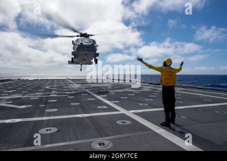 210726-N-QR052-1074 OCÉAN PACIFIQUE (JUILLET 26, 2021) le Mate de Boatswain de 2e classe David Miller, de Chicago, dans l'Illinois, lance un Hawk de mer MH-60S affecté aux caractères génériques de l'escadron de combat de la mer (HSC) 23 sur le pont de vol à bord du navire de combat littoral version Independence USS Jackson (LCS 6). Jackson effectue des opérations de routine dans la zone d'exploitation de la 3e flotte des États-Unis. Banque D'Images