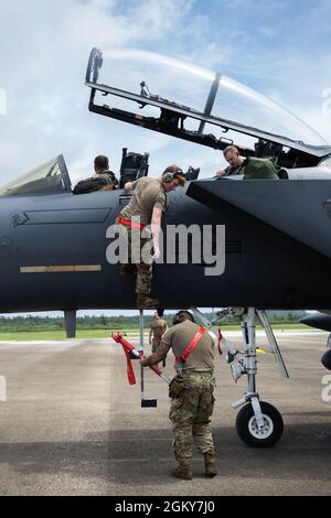 Les aviateurs de la US Air Force du 389e Escadron de chasseurs récupèrent un aigle F-15E Strike à l'aéroport international de Tinian, le 27 juillet 2021. L'exercice d'opérations de dispersion dans le cadre de l'emploi dynamique de la force dans la région Indo-Pacifique permet aux forces américaines d'opérer à partir d'emplacements avec des niveaux variables de capacité et de soutien, en s'assurant que les aviateurs et les équipages sont postés pour répondre à l'ensemble des opérations militaires. Banque D'Images