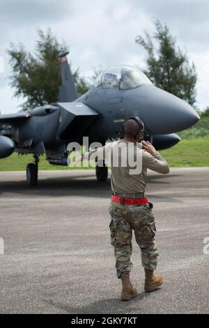 Un Airman de la US Air Force du 389e Escadron de chasseurs dirige un F-15E Strike Eagle à l'aéroport international de Tinian, le 27 juillet 2021. Des aviateurs ont été déployés pour soutenir Pacific Iron 2021, qui fournit des forces efficaces, flexibles et axées sur les capacités, prêtes pour un déploiement rapide dans le monde entier. Banque D'Images