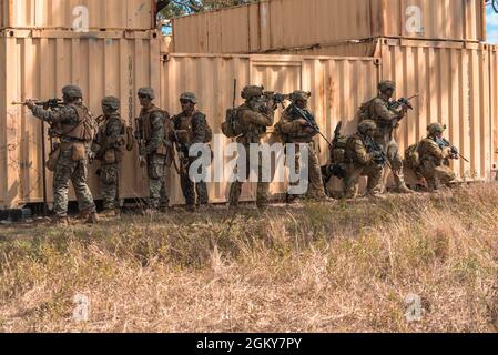 Les Marines des États-Unis, avec le 1er Bataillon, le 7e Régiment maritime, la Force de rotation marine Darwin 21.2, et le personnel de la Force de défense australienne avec le 3e Régiment du génie de combat, se préparent à sécuriser un bâtiment lors d'une liquidation urbaine combinée à l'exercice Talisman Sabre 21 dans la zone d'entraînement de Townsville, Queensland, Australie, le 27 juillet 2021. TS21 soutient la stratégie de défense nationale des États-Unis en améliorant la capacité de protéger la patrie et de fournir des forces crédibles au combat pour répondre à toute la gamme des préoccupations potentielles en matière de sécurité dans l'Indo-Pacifique. Banque D'Images