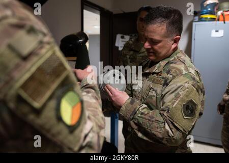 Le colonel Jason Gingrich (à droite), commandant de la 39e Escadre de la base aérienne, inspecte un engin explosif factice lors d'une visite d'immersion avec le vol d'élimination d'engins explosifs du 39e Escadron du génie civil à la base aérienne d'Incirlik, en Turquie, le 26 juillet 2021. La visite de Gingrich faisait partie d’une série de visites d’immersion pour lui offrir une expérience de première main sur la façon dont chaque unité soutient les missions et les priorités de la 39e ABW et des forces aériennes américaines en Europe-Air Force Africa. Les aviateurs de l’EOD sont formés pour détecter, désarmer et éliminer les menaces explosives dans les environnements les plus extrêmes et servent d’équipe d’explosifs de la Force aérienne. Banque D'Images