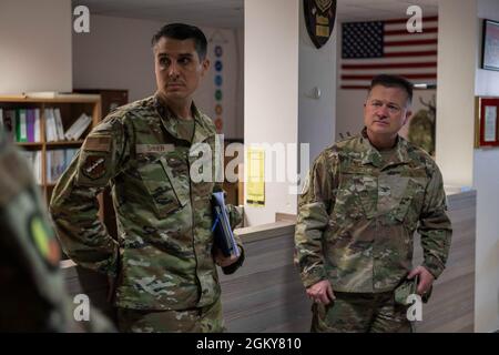 Jason Gingrich (à droite), commandant de la 39e Escadre de la base aérienne des États-Unis, et Sgt. Scott Shrier, 39e chef de commandement de l'ABW, est informé au cours d'une visite d'immersion avec le vol d'évacuation des munitions explosives du 39e Escadron du génie civil à la base aérienne d'Incirlik, en Turquie, le 26 juillet 2021. La visite de Gingrich faisait partie d’une série de visites d’immersion pour lui offrir une expérience de première main sur la façon dont chaque unité soutient les missions et les priorités de la 39e ABW et des forces aériennes américaines en Europe-Air Force Africa. Les avions EOD sont formés à la détection, au désarmement et à l'élimination des menaces explosives dans les envi les plus extrêmes Banque D'Images