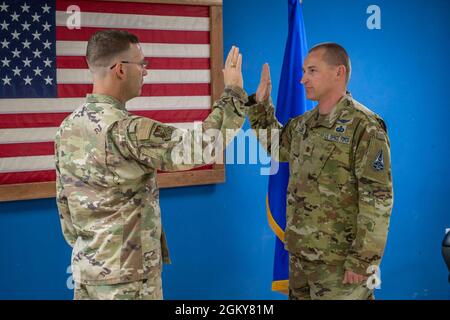 US Air Force Brig. Le général Robert Davis, 378e commandant de l’escadre expéditionnaire de l’air, à gauche, se rendit dans le Maj. Timothy Locke de la Force spatiale des États-Unis, 378e analyste des plans et programmes de l’AEW, à droite, lors de la cérémonie de transfert de la Force spatiale de Locke à la base aérienne du Prince Sultan, Royaume d’Arabie saoudite, le 26 juillet 2021. L’événement a marqué le tout premier transfert d’Airman-to-Guardian de la SAEA, symbolisant un domaine spatial en croissance constante. Banque D'Images