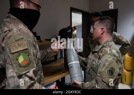 Le colonel Jason Gingrich (à droite), commandant de la 39e Escadre de la base aérienne, inspecte un engin explosif factice lors d'une visite d'immersion avec le vol d'élimination d'engins explosifs du 39e Escadron du génie civil à la base aérienne d'Incirlik, en Turquie, le 26 juillet 2021. La visite de Gingrich faisait partie d’une série de visites d’immersion pour lui offrir une expérience de première main sur la façon dont chaque unité soutient les missions et les priorités de la 39e ABW et des forces aériennes américaines en Europe-Air Force Africa. Les aviateurs de l’EOD sont formés pour détecter, désarmer et éliminer les menaces explosives dans les environnements les plus extrêmes et servent d’équipe d’explosifs de la Force aérienne. Banque D'Images