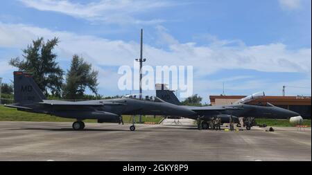 Trois pygargues de la US Air Force F-15E Strike à partir de la base aérienne de Mountain Home, Idaho, parc à l'aéroport international de Tinian, Tinian, 27 juillet 2021. Des membres de la 366e Escadre Fighter sont arrivés sur Tinian pour une première fois historique afin de soutenir Pacific Iron 2021. Pacific Iron 2021 est une opération dynamique d’emploi des forces aériennes du Pacifique qui projette les forces dans le domaine de responsabilité de l’USINDOPACOM à l’appui de la Stratégie de défense nationale de 2018, qui appelait l’armée à être une force plus mortelle, plus adaptative et plus résistante. Banque D'Images
