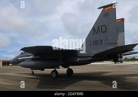 Une US Air Force F-15E Strike Eagle de la base aérienne de Mountain Home, Idaho, survole l'aéroport international de Tinian, Tinian, le 27 juillet 2021. Des membres de la 366e Escadre Fighter sont arrivés sur Tinian pour une première fois historique afin de soutenir Pacific Iron 2021. Pacific Iron 2021 est une opération dynamique d’emploi des forces aériennes du Pacifique qui projette les forces dans le domaine de responsabilité de l’USINDOPACOM à l’appui de la Stratégie de défense nationale de 2018, qui appelait l’armée à être une force plus mortelle, plus adaptative et plus résistante. Banque D'Images
