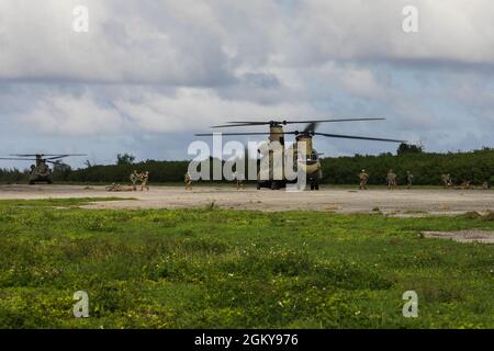 Les soldats qui soutiennent Forager 21 déchargent deux hélicoptères CH-47 Chinook aux îles Mariannes du Nord, Tinian, le 27 juillet 2021. Forager 21 est conçu pour tester et affiner les capacités des unités de soutien dans tous les domaines, la terre, l'air, la mer, l'espace et l'espace cybernétique de la région Indo-Pacifique. Banque D'Images