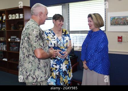 SANTA RITA, Guam (27 juillet 2021) - Mme Linda Gilday, épouse du chef adjoint des opérations navales. Mike Gilday a rencontré le commandant de la base navale américaine de Guam (NBG), le capitaine Michael Luckett, et son épouse, Mme Natasha Luckett, au quartier général du NBG à Santa Rita, en juillet 27. La réunion du petit déjeuner faisait partie de sa visite à Guam et d'une tournée de qualité de vie à NBG. Banque D'Images