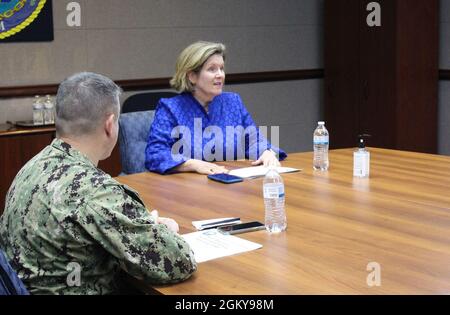 SANTA RITA, Guam (27 juillet 2021) - Mme Linda Gilday, épouse du chef adjoint des opérations navales. Mike Gilday a rencontré les directeurs de programme de divers programmes de la base navale américaine de Guam, y compris le moral, le bien-être et les loisirs, les programmes pour les jeunes enfants, Navy Housing, Et le Centre de soutien à la flotte et à la famille au siège social du GNB à Santa Rita, juillet 27. La rencontre a été organisée dans le cadre de sa visite à Guam et d'une tournée de qualité de vie à NBG. Banque D'Images