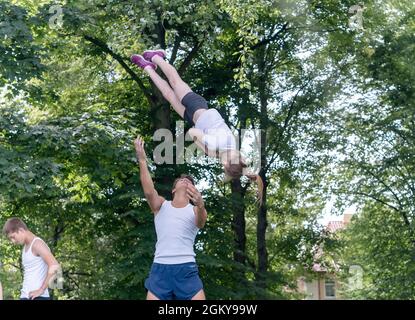 Kaliningrad, Russie, 5 août 2020. Entraînement ouvert des gymnastes. Acrobates pratiquant dans la rue. Entraînement dans le parc. Banque D'Images