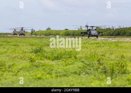 Les soldats participant à Forager 21 déchargent UH-60 Black Hawk's et CH-47 Chinook pour tirer la sécurité après avoir touché le nord de l'île Mariana, Tinian, le 27 juillet 2021 pour l'entraînement. Forager 21 est conçu pour tester et affiner les capacités des unités de soutien dans tous les domaines, la terre, l'air, la mer, l'espace et l'espace cybernétique de la région Indo-Pacifique. Banque D'Images