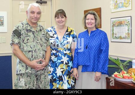 SANTA RITA, Guam (27 juillet 2021) - Mme Linda Gilday, épouse du chef adjoint des opérations navales. Mike Gilday a rencontré le commandant de la base navale américaine de Guam (NBG), le capitaine Michael Luckett, et son épouse, Mme Natasha Luckett, au quartier général du NBG à Santa Rita, en juillet 27. La réunion du petit déjeuner faisait partie de sa visite à Guam et d'une tournée de qualité de vie à NBG. Banque D'Images