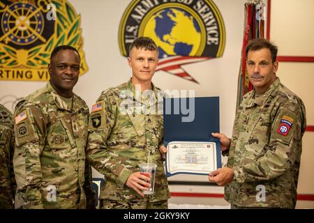 La 82e Division aéroportée accueille son bénévole de la cérémonie du quart au Culinary Arts Training Centre, fort Bragg, N.C., le 27 juillet 2021. Les lauréats du 3e trimestre de l'exercice 2021 étaient Mme Kristen Vona, Mme Mellisa DiMarco, Mme Victoria Wells, Mme Tori Mclntyre, Mme Amy Rasberry, Et le sergent d'état-major. Herrera de Bretagne. Banque D'Images