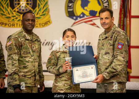 La 82e Division aéroportée accueille son bénévole de la cérémonie du quart au Culinary Arts Training Centre, fort Bragg, N.C., le 27 juillet 2021. Les lauréats du 3e trimestre de l'exercice 2021 étaient Mme Kristen Vona, Mme Mellisa DiMarco, Mme Victoria Wells, Mme Tori Mclntyre, Mme Amy Rasberry, Et le sergent d'état-major. Herrera de Bretagne. Banque D'Images