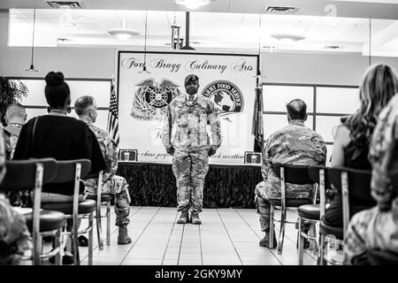 La 82e Division aéroportée accueille son bénévole de la cérémonie du quart au Culinary Arts Training Centre, fort Bragg, N.C., le 27 juillet 2021. Les lauréats du 3e trimestre de l'exercice 2021 étaient Mme Kristen Vona, Mme Mellisa DiMarco, Mme Victoria Wells, Mme Tori Mclntyre, Mme Amy Rasberry, Et le sergent d'état-major. Herrera de Bretagne. Banque D'Images