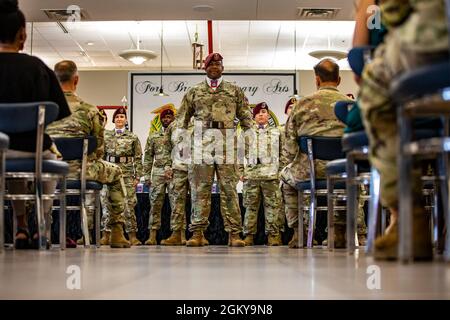 La 82e Division aéroportée accueille son bénévole de la cérémonie du quart au Culinary Arts Training Centre, fort Bragg, N.C., le 27 juillet 2021. Les lauréats du 3e trimestre de l'exercice 2021 étaient Mme Kristen Vona, Mme Mellisa DiMarco, Mme Victoria Wells, Mme Tori Mclntyre, Mme Amy Rasberry, Et le sergent d'état-major. Herrera de Bretagne. Banque D'Images