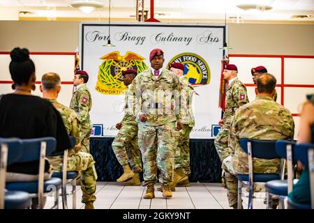 La 82e Division aéroportée accueille son bénévole de la cérémonie du quart au Culinary Arts Training Centre, fort Bragg, N.C., le 27 juillet 2021. Les lauréats du 3e trimestre de l'exercice 2021 étaient Mme Kristen Vona, Mme Mellisa DiMarco, Mme Victoria Wells, Mme Tori Mclntyre, Mme Amy Rasberry, Et le sergent d'état-major. Herrera de Bretagne. Banque D'Images