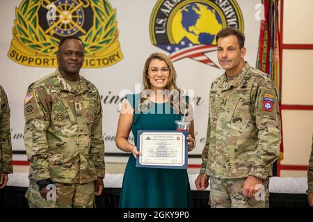 La 82e Division aéroportée accueille son bénévole de la cérémonie du quart au Culinary Arts Training Centre, fort Bragg, N.C., le 27 juillet 2021. Les lauréats du 3e trimestre de l'exercice 2021 étaient Mme Kristen Vona, Mme Mellisa DiMarco, Mme Victoria Wells, Mme Tori Mclntyre, Mme Amy Rasberry, Et le sergent d'état-major. Herrera de Bretagne. Banque D'Images