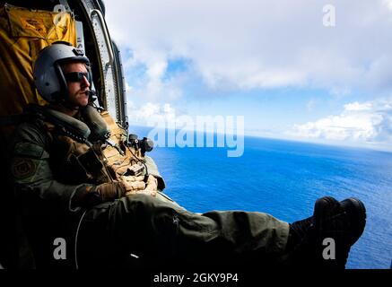 PHILLIPINE SEA (28 juillet 2021) Naval Aircrewmen (hélicoptère) 2e classe Brandon Matlock de Spokane, Washington, garde un point d'observation pendant les opérations de vol à l'intérieur d'un hélicoptère MH-60S Seahawk affecté aux « Blackjacks » de l'Escadron de combat en mer (LCS) 21 à bord du navire de combat Independence-littoral USS Tulsa (variante 16), 28 juillet, LCS 2021. Tulsa, en déploiement par rotation, opère dans la zone d'exploitation de la 7e flotte afin d'améliorer l'interopérabilité avec ses partenaires et de servir de force de réponse prête à l'emploi pour soutenir une région Indo-Pacific libre et ouverte. Banque D'Images